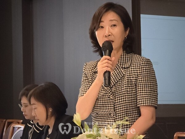장소희 회장이 인사하고 있다.
