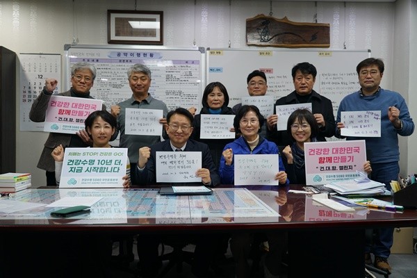 권칠승 국회의원(왼쪽 두 번째)과 지역 시·도의원들이 ‘건대함 챌린지’에 참여하고 있다.
